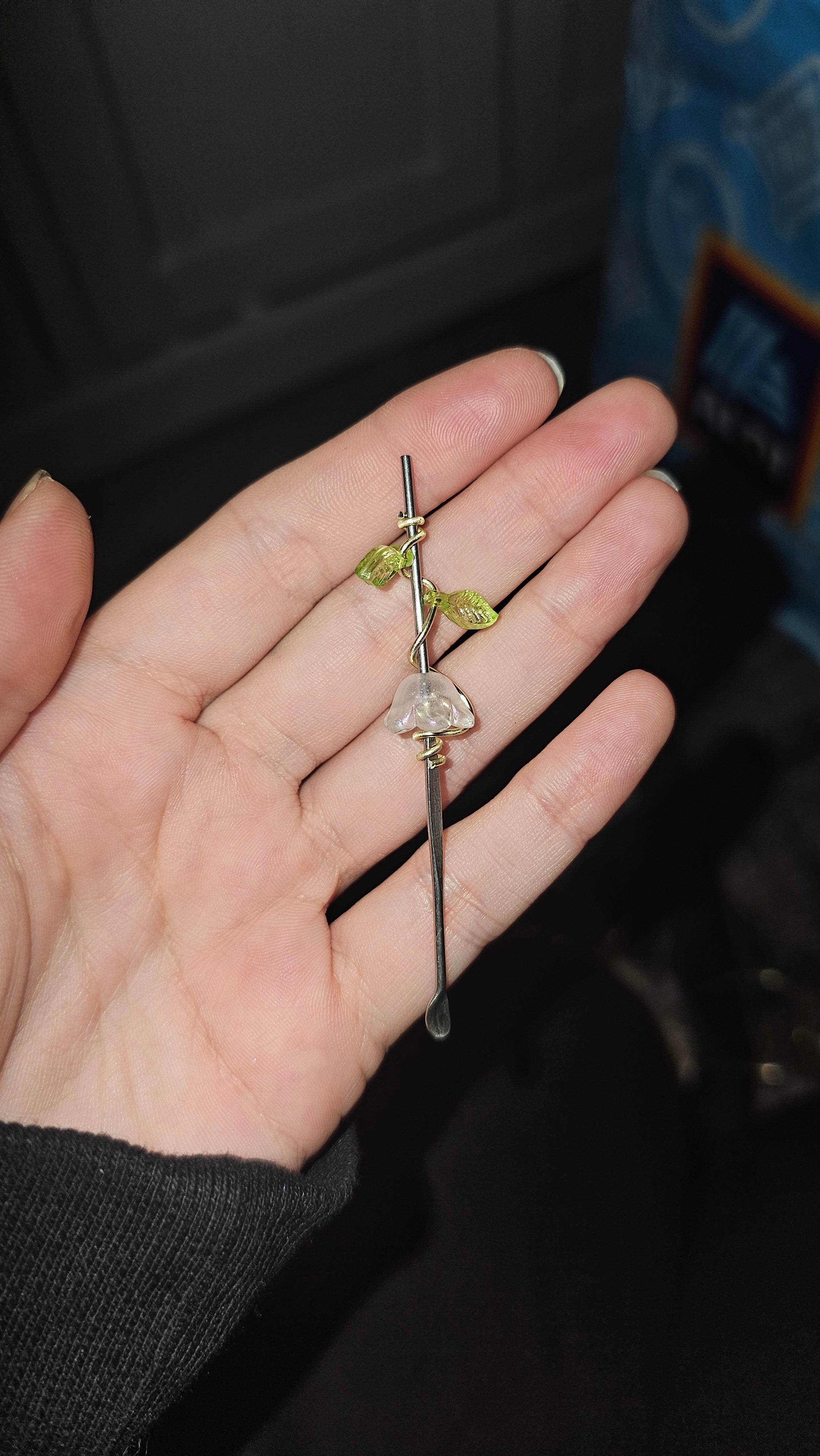 Iridescent flower and leaves tool