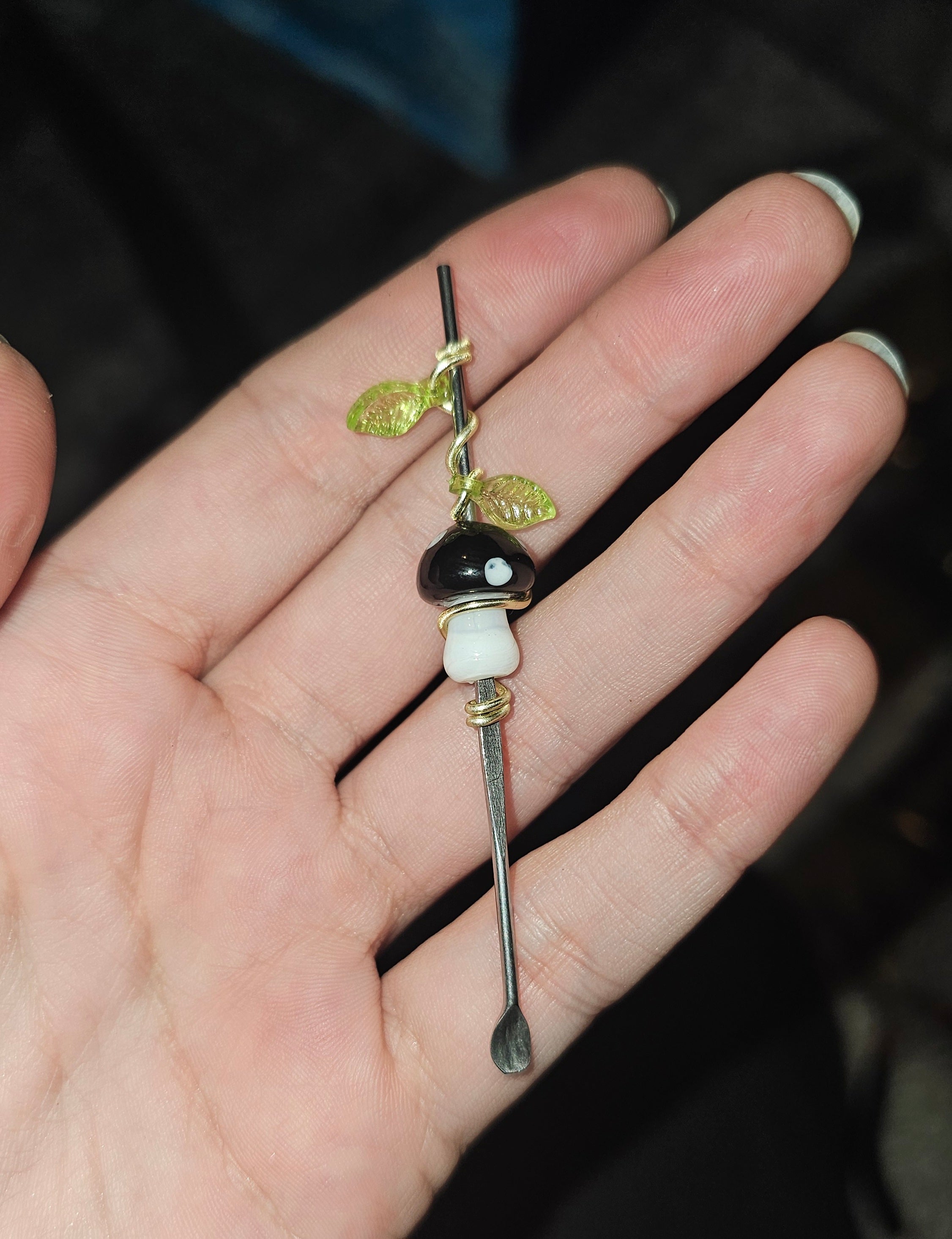 Black mushie leaves scooper